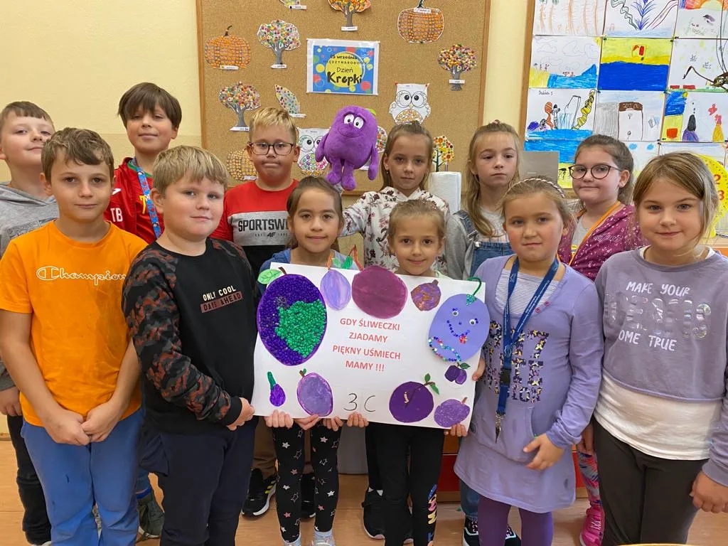 PANI JESIEŃ W ŚRODY OWOCE I WARZYWA NIESIE ,, DZIEŃ ŚLIWKI’’