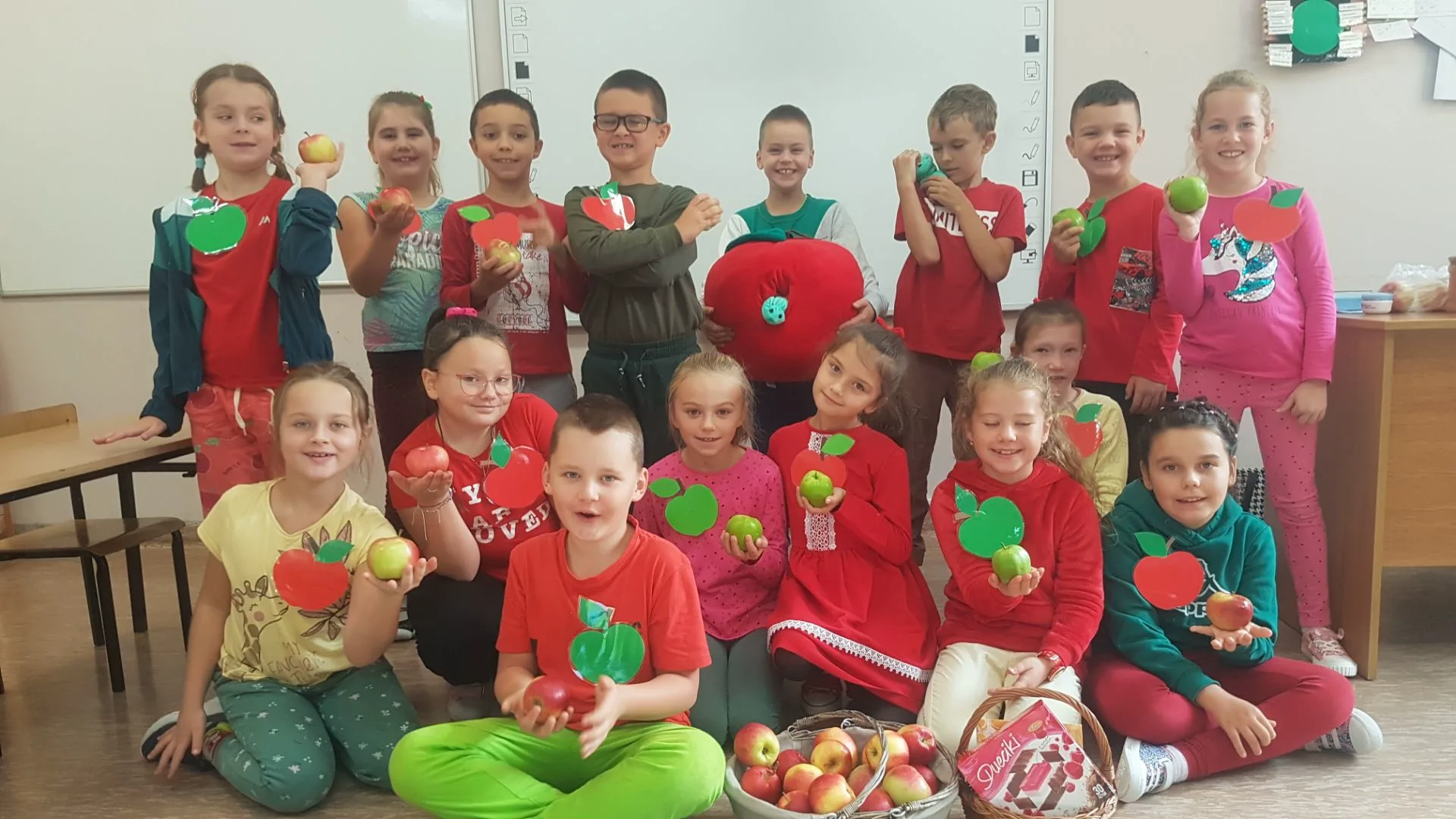 GDZIE NIE SPOJRZYSZ JABŁUSZKO