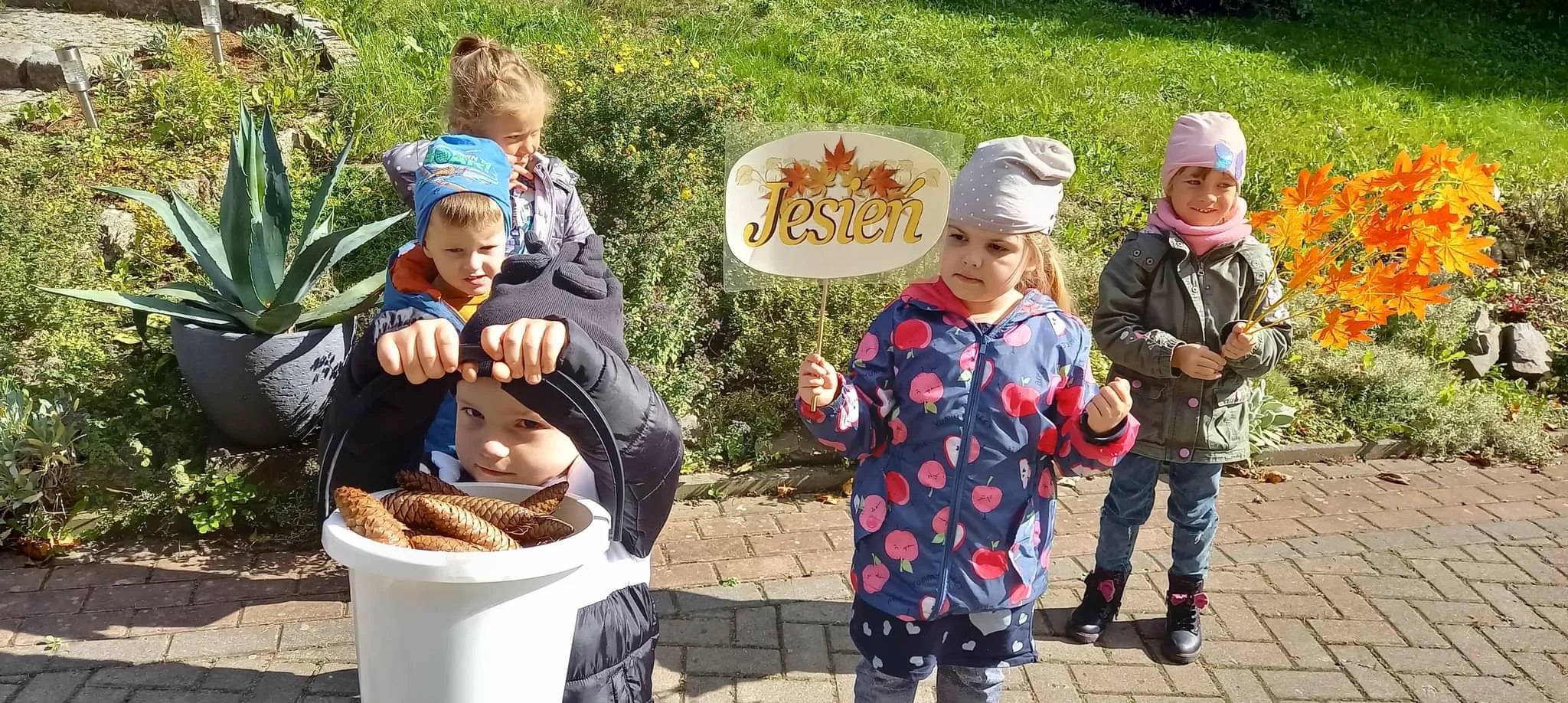 IDZIE JESIEŃ KOLOROWA DARY W KOSZU CHOWA