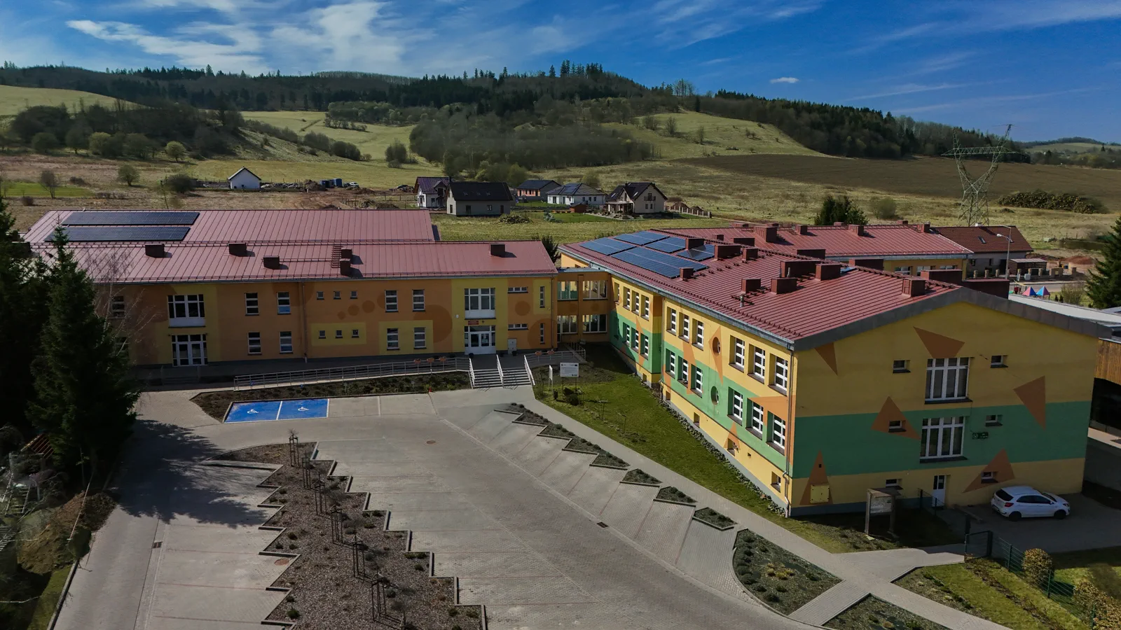 Budynek Gminnego Zespołu Szkolno-Przedszkolnego w Czarnym Borze